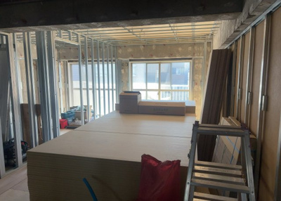 【居間・リビング】 | 相模原ダイヤモンドマンション | 直線タイプはLとDKを一直線に並べた形で対面キッチンのタイプです。一般的なのでよく見かけるかもしれません。直線タイプに似た直接アイランドタイプは、キッチンとダイニングの間に壁がない分広く感じられます。