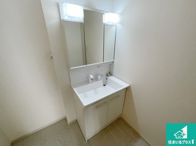 芦屋市朝日ケ丘　第1期　新築一戸建ての独立洗面台|清潔感のある洗面台です。フラットな鏡は掃除がしやすく毎日清潔！鏡裏には収納があるのでスッキリとした洗面台が保てます。