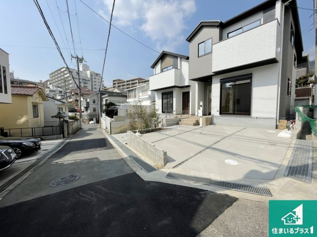 芦屋市朝日ケ丘　第1期　新築一戸建ての前面道路含む現地写真|周辺は閑静な住宅街！前面道路広々で車の出し入れも便利です。駐車が苦手な方でも安心して車庫入れできます！