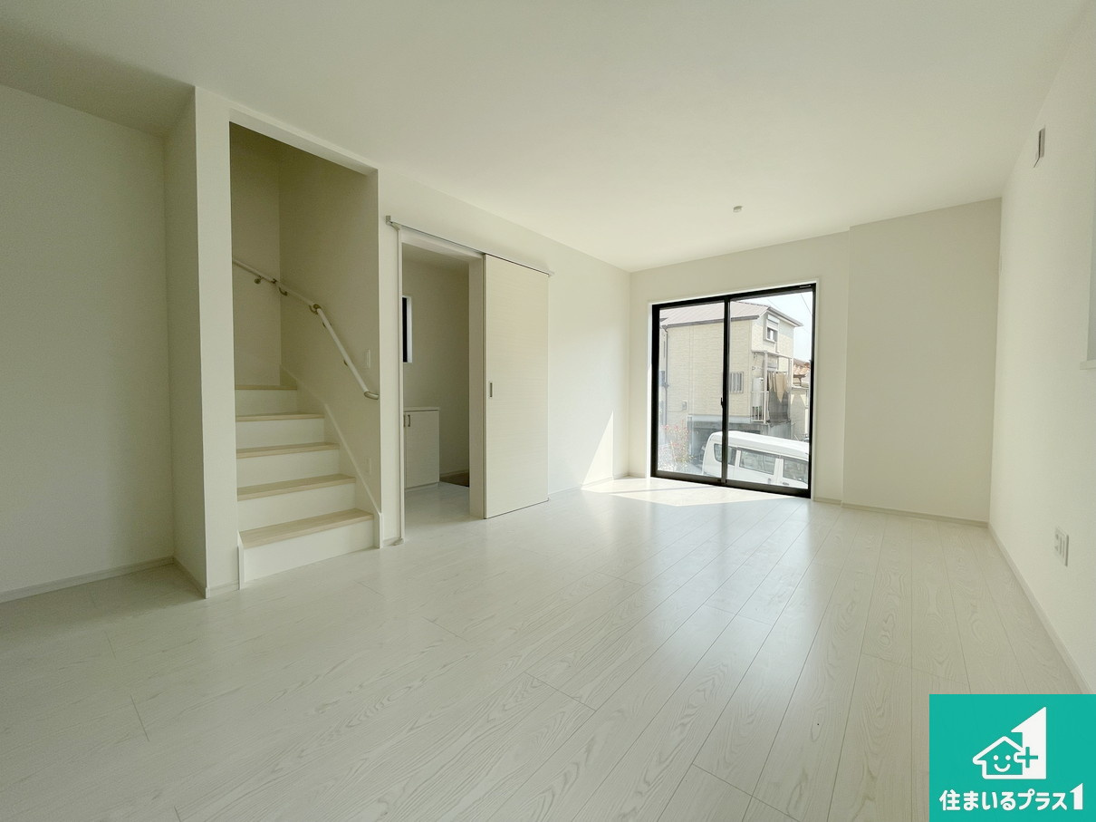 芦屋市朝日ケ丘　第1期　新築一戸建ての居間・リビング|シンプルなリビングは、観葉植物等のインテリアを楽しめますね！パパ好みにも、ママ好みにも家具次第で雰囲気を変えることができます！