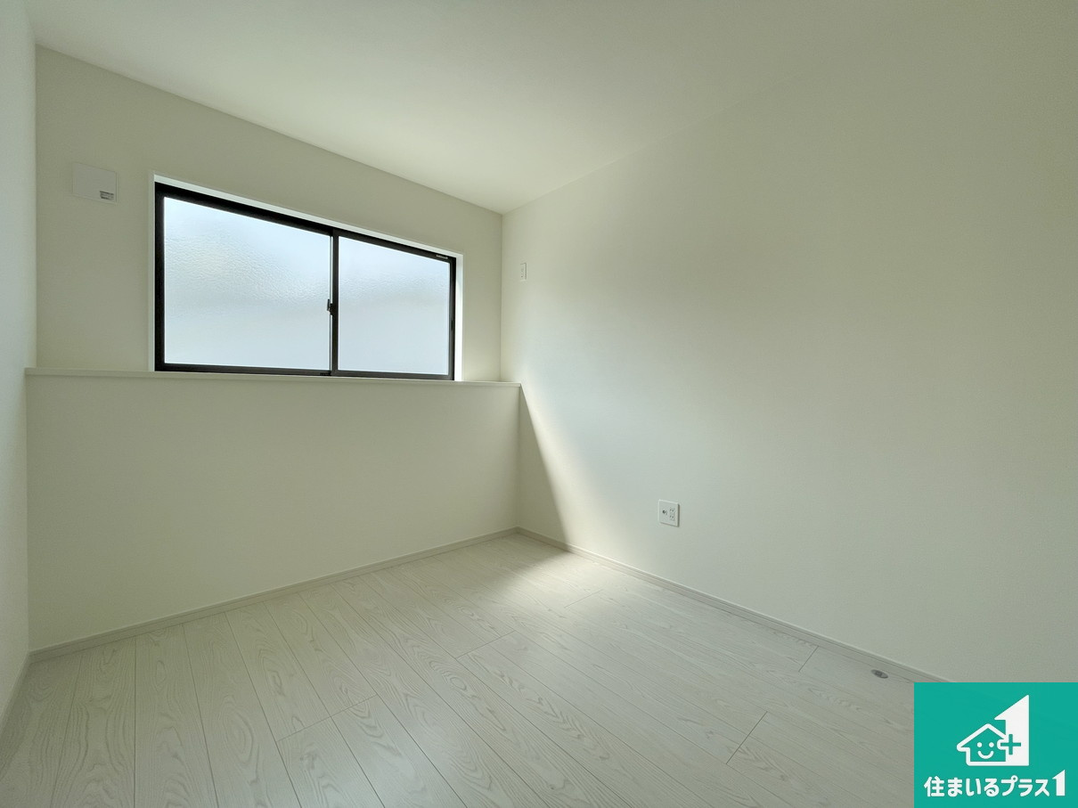 芦屋市朝日ケ丘　第1期　新築一戸建ての洋室|シンプルな洋室は、自分好みのインテリアが楽しめます♪ご家族とインテリアや家具を選びに行くのは新築購入時の醍醐味の一つです。ぜひお楽しみください♪