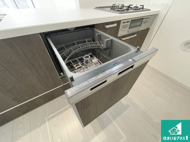 芦屋市朝日ケ丘　第1期　新築一戸建ての設備|食事後の一仕事、食器洗いをボタン一つでお任せできちゃいます！場所を取らないビルトイン式なので、お料理スペースもしっかり確保！