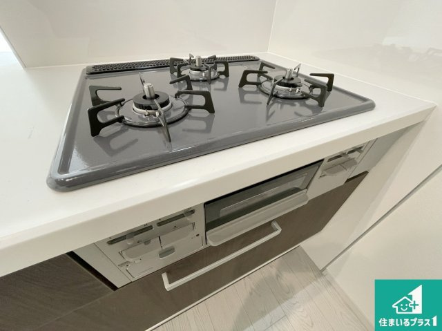 芦屋市朝日ケ丘　第1期　新築一戸建ての設備|ダブル高火力Ｓｉセンサー付きコンロ！３口あるので、まとめて料理をする時も大活躍！
