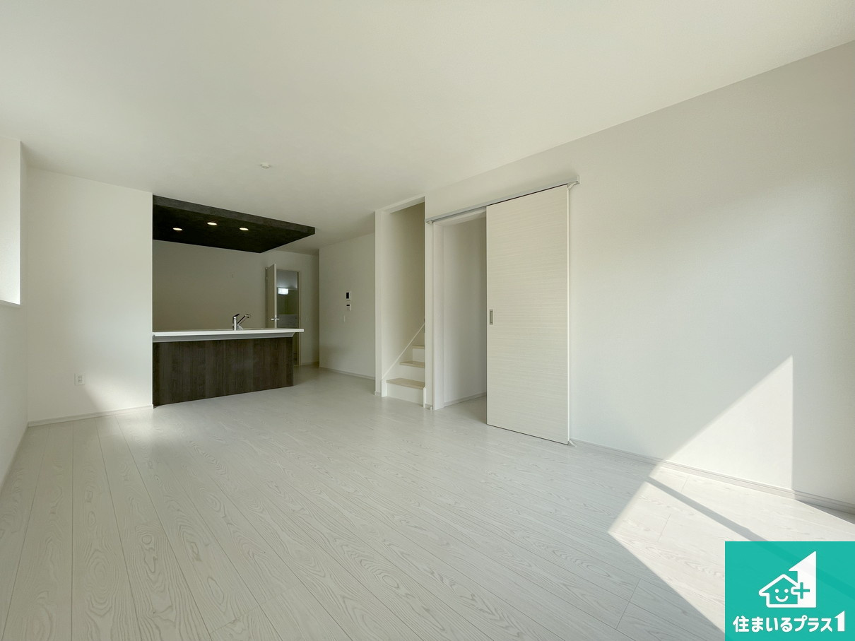 芦屋市朝日ケ丘　第1期　新築一戸建ての居間・リビング|シンプルなリビングは、観葉植物等のインテリアを楽しめますね！パパ好みにも、ママ好みにも家具次第で雰囲気を変えることができます！