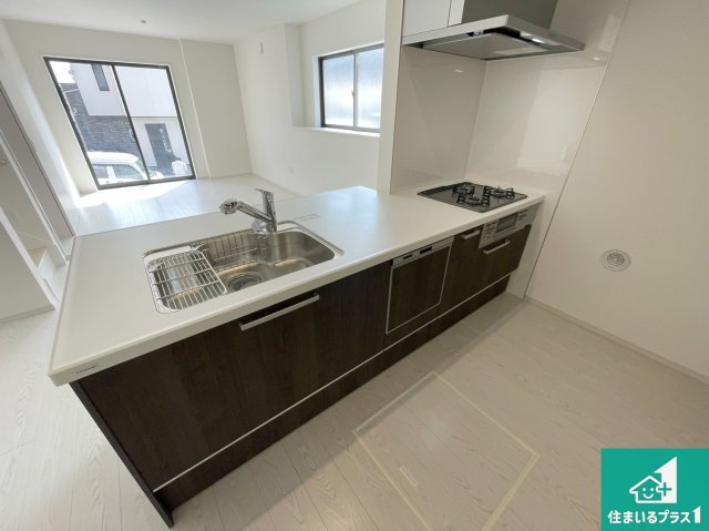 芦屋市朝日ケ丘　第1期　新築一戸建てのキッチン|リビングと統一感があり、使い勝手のいいキッチン。広々としているので、二人並んで作業が出来ちゃいます。お子様と一緒に色々なお料理に挑戦できるスペースがあります。