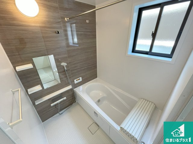 芦屋市朝日ケ丘　第1期　新築一戸建ての浴室|足をゆったり伸ばして寛げる浴槽です。窓が設けられていますので差し込む光が明るく穏やかな雰囲気にしてくれます♪浴室乾燥機も設置しているので、雨の日の洗濯物も安心です♪