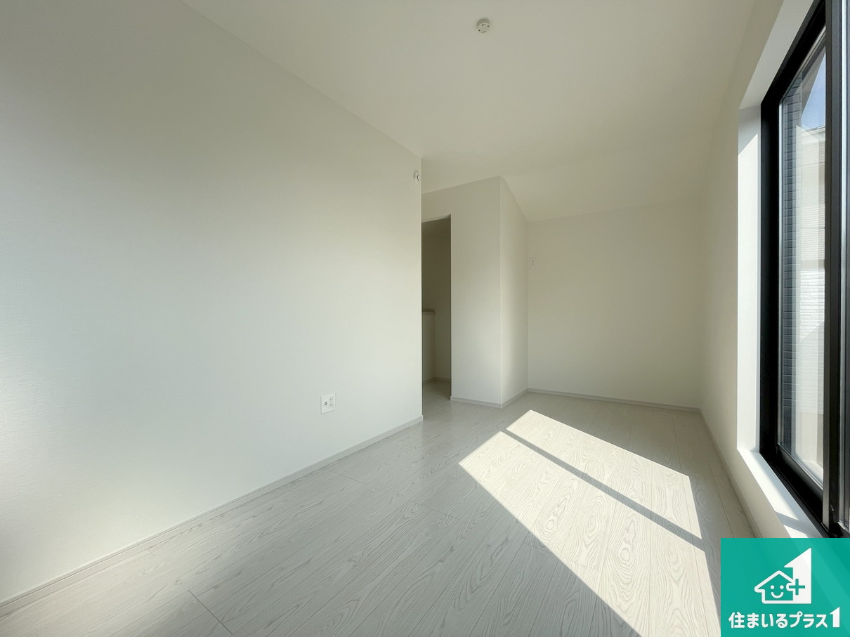 芦屋市朝日ケ丘　第1期　新築一戸建ての洋室|寝室は心地よい眠りについてもらいたくて、シンプルかつ開放的な空間な設計にしています！大きな窓から差し込む日が心地いいです♪