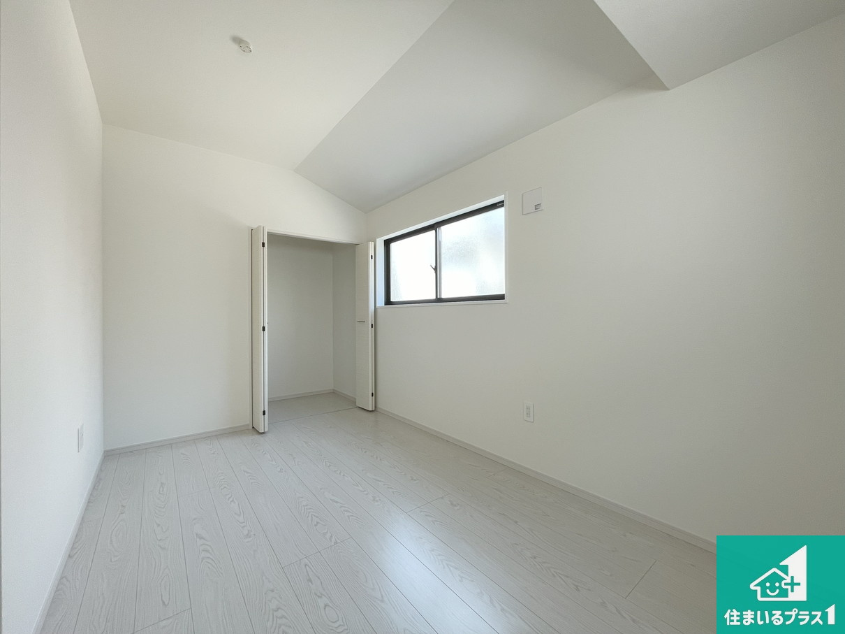 芦屋市朝日ケ丘　第1期　新築一戸建ての洋室|収納スペースが充実しているので子供の成長に合わせてたくさん収納ができます！家族構成に合わせた様々な活用ができる収納！