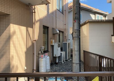 【外観】 | 八王子ＪＣビル | 家を建てる場合、方位は要チェックです。現実的に日当たりのよい家ならばリビングは南側、建築基準法でも北側に当たる家への配慮は求められています。土地を見学に行く際は、方位磁針を持って行くようにしましょう。