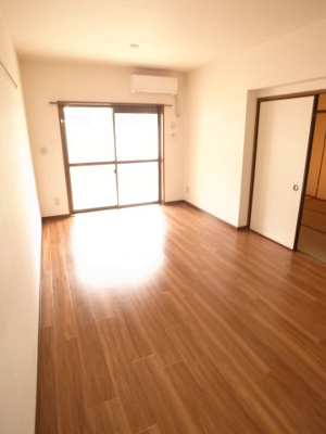 【居間・リビング】 | エコガーデン　Ｃ棟 | リビング広々。