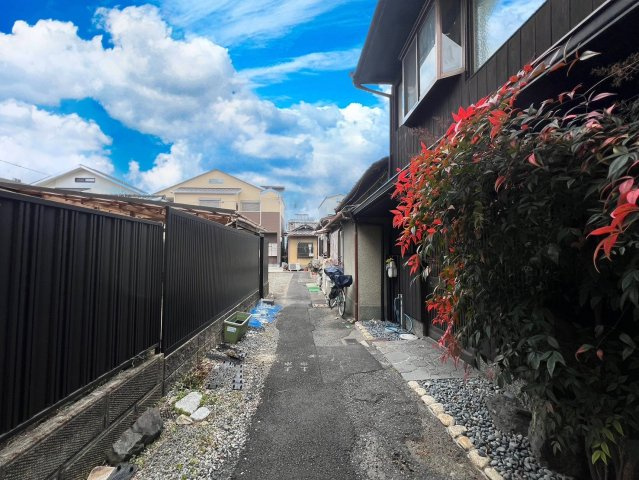 西京極西川町の前面道路含む現地写真|L字型のキッチン。作業スペースが広く、家族並んでお料理ができますね。