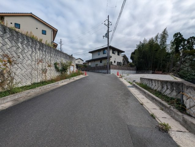 宇多野上ノ谷町12-39　２号地/３区画の外観|駐車が苦手な方にも安心、幅員広々約６ｍ！