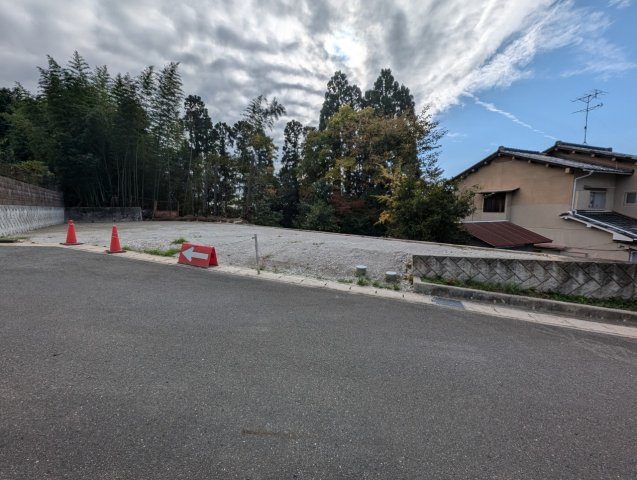 宇多野上ノ谷町12-39　２号地/３区画の外観|建築条件がないため、お好きなハウスメーカー様にて建築可能です。
現地をご覧いただくことにより、周辺環境を確認でき、実際の生活をイメージすることができます。