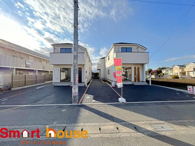 相模原市南区磯部　新築４棟！の前面道路含む現地写真|外壁が周囲の街並みと青空に生えるお洒落な仕上がり！周囲には高い建物のないエリア。青い空が大きく感じますね。