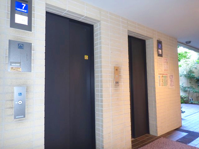 ライオンズ須磨離宮公園のその他共用部分|エレベーター２基（防犯カメラ作動中）設置されています