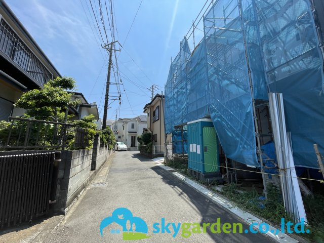 藤沢市打戻2期　新築戸建　全1棟1号棟の前面道路含む現地写真|2025年8月4日撮影（建築中）