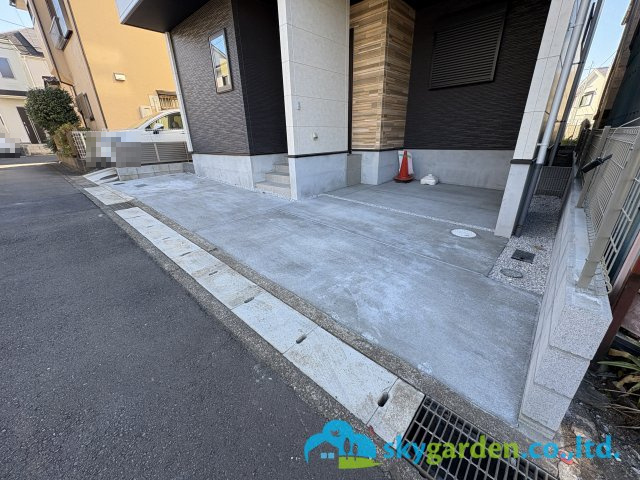 藤沢市打戻2期　新築戸建　全1棟1号棟の前面道路含む現地写真|2025年8月4日撮影（建築中）