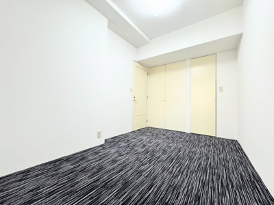 【洋室】 | 戸塚パーク・ホームズ　ペット飼育可能/Reform物件/陽当良好/青空の広がる眺望 | ◆子どものスタディ空間として、あるいは書斎やホビールームとして生活スタイルに合わせて使えるプライベートルーム。居心地のいい落ち着いたインテリアが似合います。