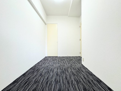 【洋室】 | 戸塚パーク・ホームズ　ペット飼育可能/Reform物件/陽当良好/青空の広がる眺望 | ◆感性を育むプライベートルームはシンプルでスマートな空間。好みの空間で読書をしたり、音楽を聞いたりと一人の時間も充実したものにできます。