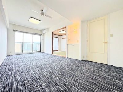 【居間・リビング】 | 戸塚パーク・ホームズ | ◆家族が集い、リラックスしてくつろぐリビングは、いつも居心地よく整えておきたいもの。雑多なものを隠してくれる「リビング収納」もあります！