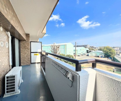 【バルコニー】 | 戸塚パーク・ホームズ | ◆気持ちのいい空が見渡せる広いバルコニー。爽やかな風を感じて、心躍る素敵な暮らしがはじまります。通風・採光にも優れ、心地よい光と風があふれています♪