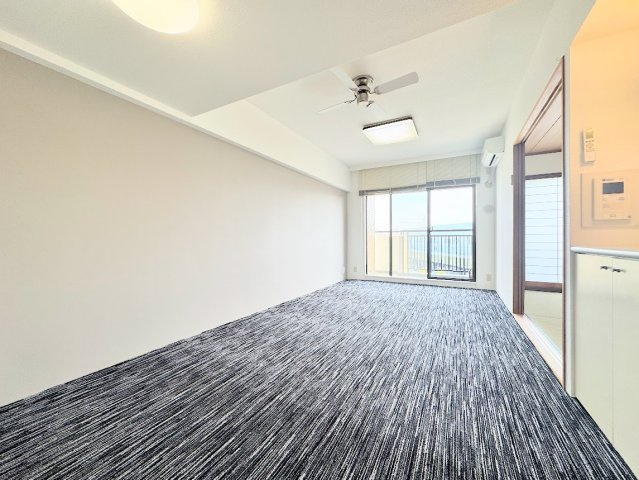 【居間・リビング】 | 戸塚パーク・ホームズ | ◆広々としたリビング・ダイニングは、シックでモダンな内装。落ち着いた雰囲気に包まれて、伸びやかな空間のなかで、ゆったりと家族団らんのひとときを過ごせます。