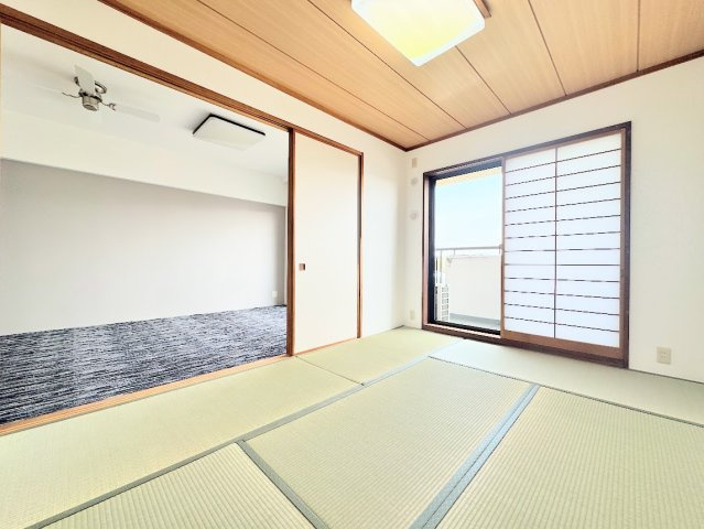 【和室】 | 戸塚パーク・ホームズ | ◆リビングと同じ階にもう一部屋配置。来客時の客間として利用できますし、リモートワーク部屋としても利用可能です。