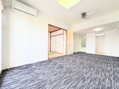 【居間・リビング】 | 戸塚パーク・ホームズ　ペット飼育可能/Reform物件/陽当良好/青空の広がる眺望 | ◆リビングは一日中太陽の光が射し込みます。家族が集まる空間は、自然と笑顔が溢れます！