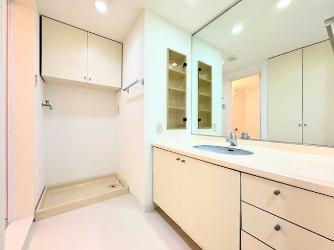 【独立洗面台】 | 戸塚パーク・ホームズ | ◆三面鏡裏や、シンクしたにも多数収納を備えた、広々とした洗面化粧台。窓のある明るい洗面所で毎日の身支度も気持ち良くお使い頂けます。