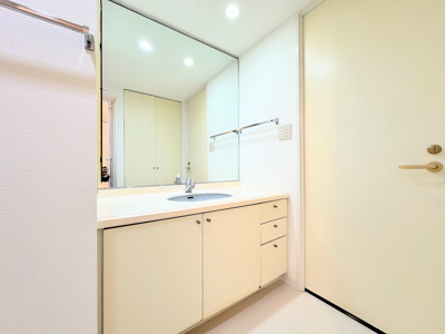 【独立洗面台】 | 戸塚パーク・ホームズ | ◆ご家族の1日が始まり、1日が終わりを締めくくる洗面空間。洗濯機を配置しても十分なスペースを確保した設計となっております。