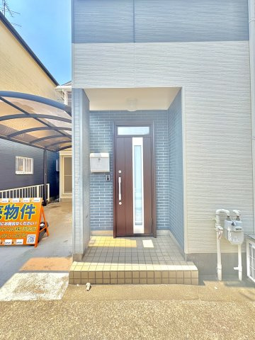 売中古戸建　中央区市野町のエントランス|玄関と駐車場が隣り合っていて、雨の日も濡れることなく室内に入ることができます。