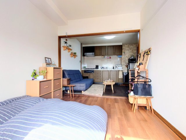 ライオンズマンション米子角盤町の居間・リビング|絨毯貼りをCFに張替えしております。
ベランダ側からの写真