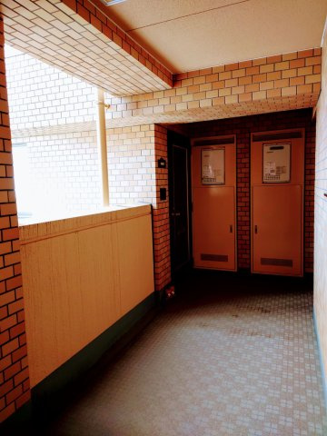 ライオンズマンション米子角盤町のエントランス|玄関でてすぐのエントランス