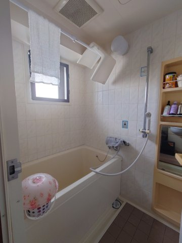 ライオンズマンション米子角盤町の浴室|浴室暖房乾燥機付き。窓もあり光が入り明るいです