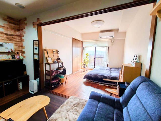 ライオンズマンション米子角盤町の居間・リビング|絨毯貼りをCFに張替えしております。
キッチン側からの写真