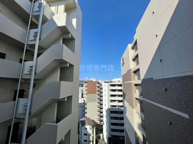 プレサンス難波フィールドのバルコニー|暖かな日差しのふりそそぐバルコニー