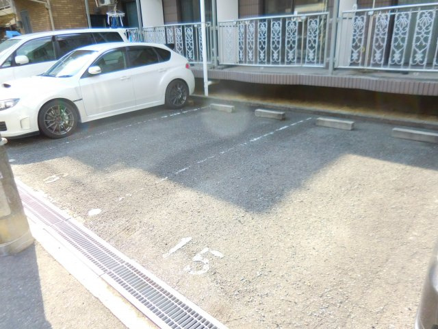 プレリュード津之江の駐車場