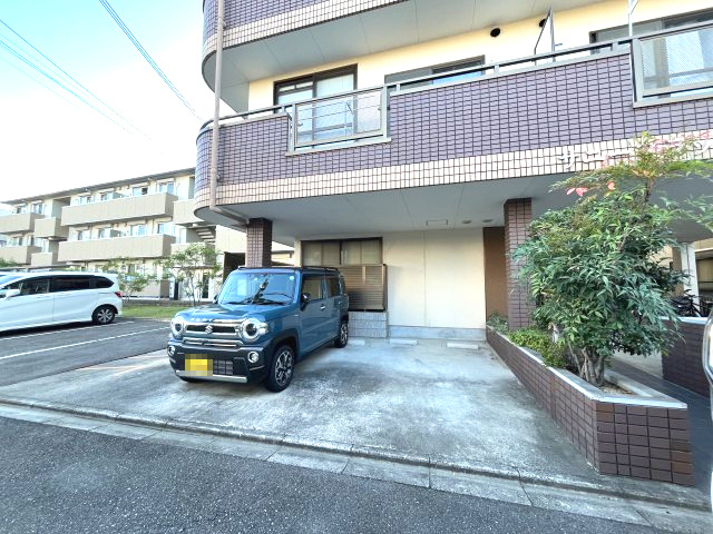 サニーフラットの駐車場