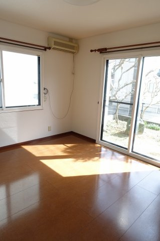 青山貸家Bの居間・リビング