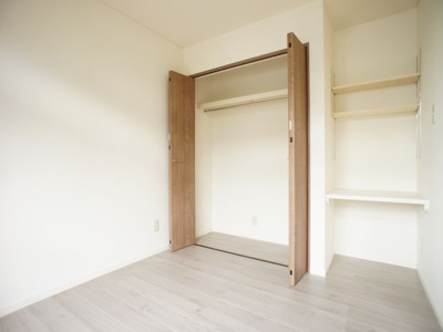 【収納】 | アズマハイツ | 日当たり良好！充実収納付き洋間です♪