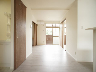 【居間・リビング】 | アズマハイツ | 快適に過ごせるエアコンが付いています♪