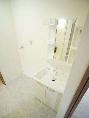 【独立洗面台】 | アズマハイツ | 洗髪洗面化粧台と洗濯機置き場があります♪