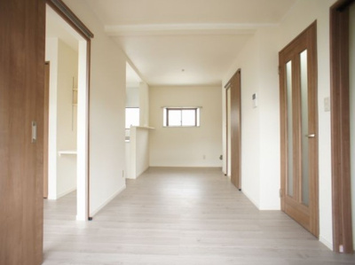 【居間・リビング】 | アズマハイツ | うれしい収納棚が付いています♪