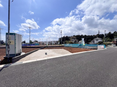 【前面道路含む現地写真】 | 【神立第1期　分譲地外観】
※令和7年4月時点