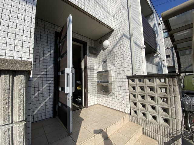 モデナ高井田のエントランス