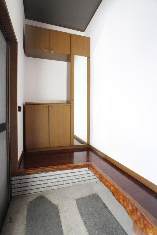 城山2丁目中古住宅の玄関