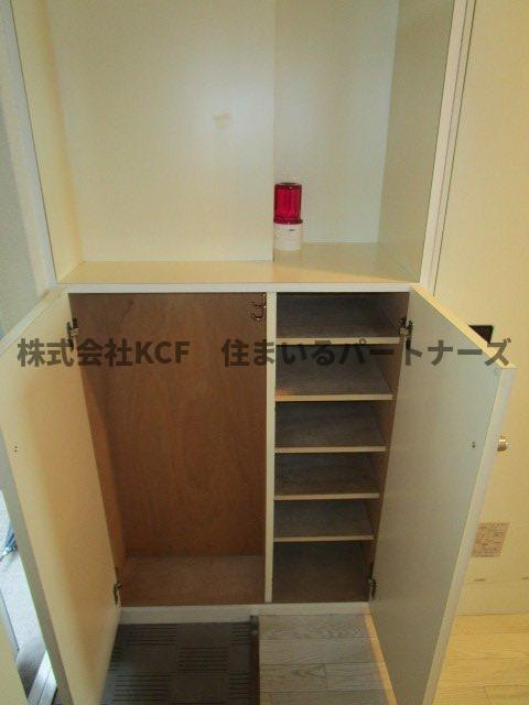 メゾン・ド・パラージュの玄関|収納もある玄関です