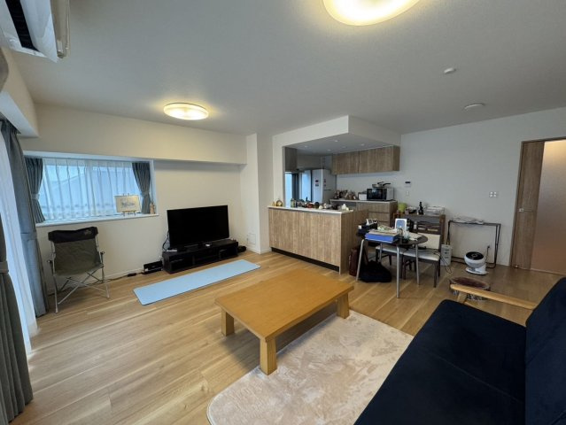 【居間・リビング】 | ベルヴィ香椎六番館 | 7階角部屋、広さ80平米超！
※居住中ですがご予約で内覧できます