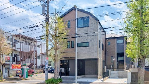 横浜市青葉区つつじが丘の新築一戸建の前面道路含む現地写真|前面道路が広いので、安心して駐車可能です！