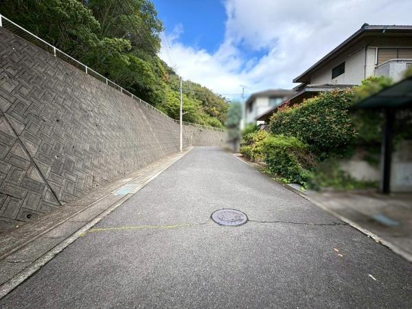 岩出市西安上　中古戸建の前面道路含む現地写真